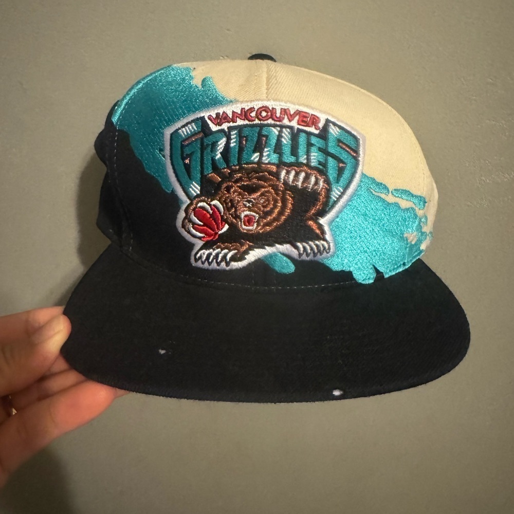 Mitchell & Ness Gray and Black snapback - Picture 2 of 6